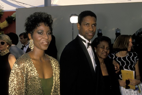 Denzel Washington acompanhado da esposa, Pauletta Washington, e da mãe, Lennis Washington, em foto de 1990 (Foto: Getty Images)