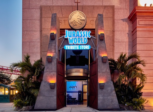 Os portões do Jurassic Park dão as boas vindas aos visitantes  (Foto: Divulgação)