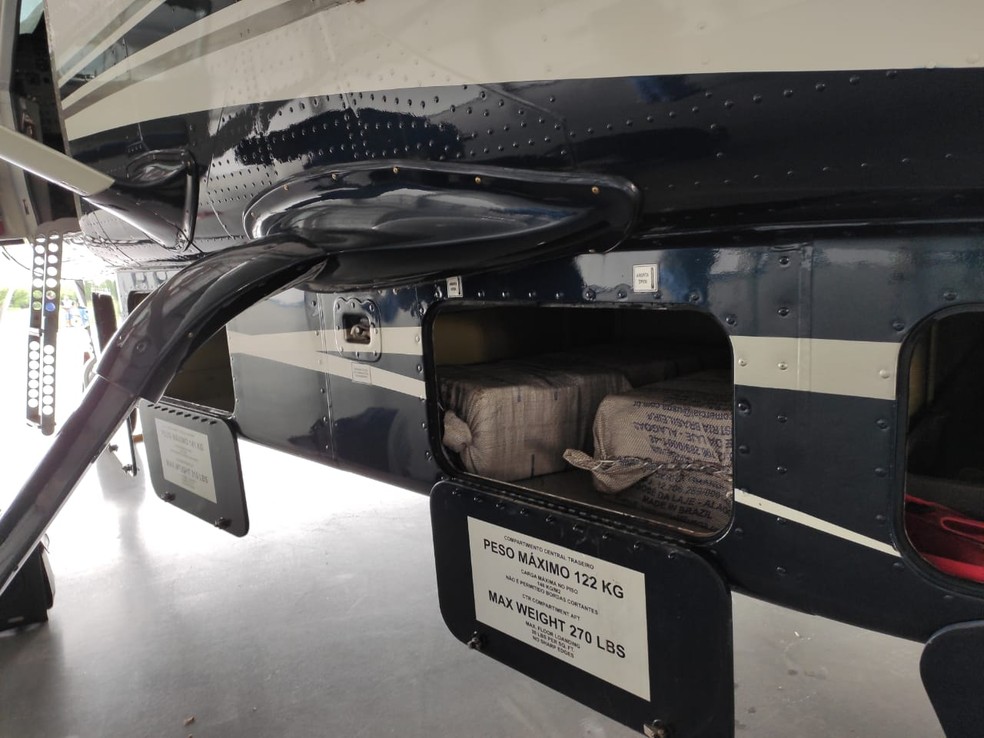 Droga estava escondida no bagageiro da aeronave — Foto: Polícia Federal/Divulgação