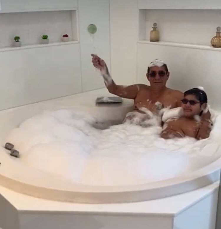 Após covid, Zeca Pagodinho grava vídeo em banheira e tranquiliza fãs: 'Em casa' (Foto: Reprodução / Instagram)