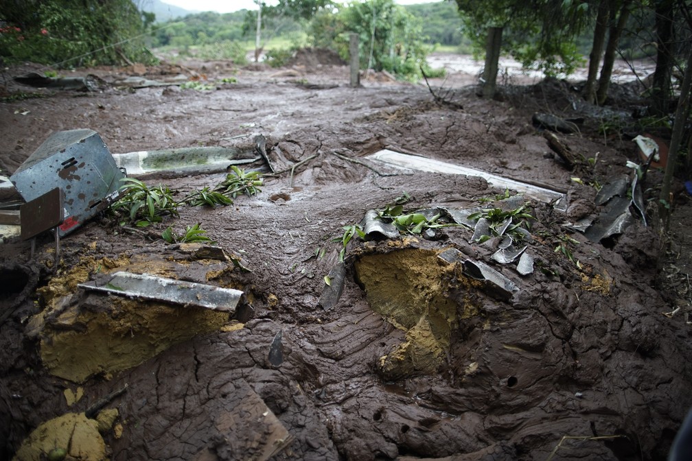 Lama cobre o quintal de uma casa depois do rompimento da barragem da Vale em Brumadinho. — Foto: Leo Correa/AP