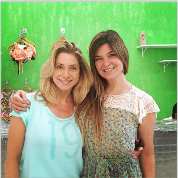 Cris e Letícia posam para foto  (Foto: Reprodução/Instagram)