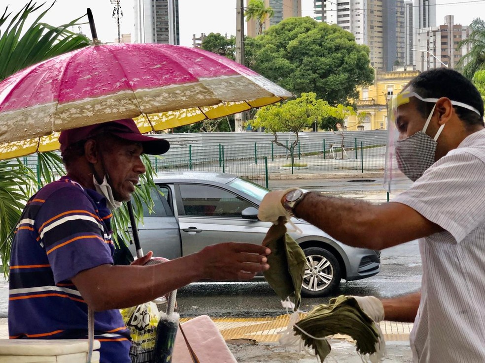 Passageiros de trens recebem mÃ¡scaras para se proteger da Covid-19 em Natal â Foto: CBTU