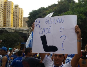 Torcedores do Cruzeiro fizeram um protesto em frente a sede do clube (Foto: Lucas Borges)