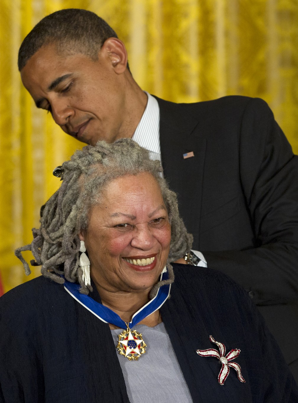 Toni Morrison recebe a Medalha Presidencial da Liberdade das mÃ£os de Barack Obama, em 2012 â?? Foto: AP Photo/Carolyn Kaster, arquivo