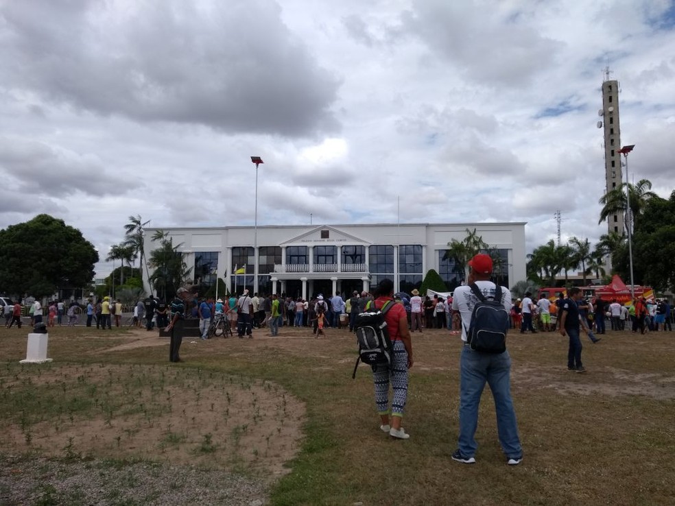 Manifestantes se concentram em frente ao palácio do governo, no Centro de Boa Vista, onde o presidente, ministros e autoridades locais estão reunidos (Foto: Valéria Oliveira/G1 RR)