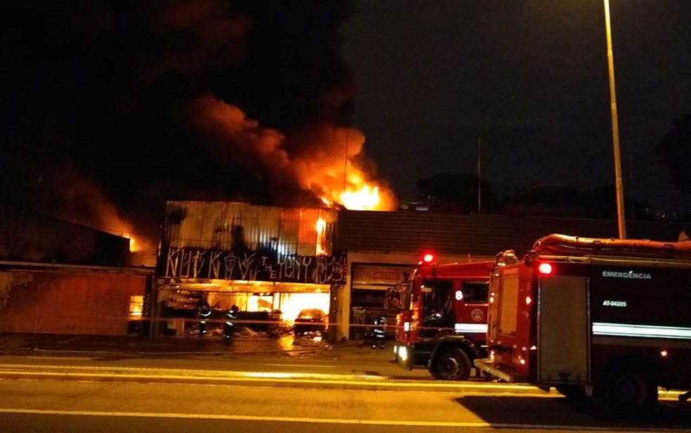 Fogo comeÃ§ou por volta das 19h20, segundo os bombeiros â Foto: Paulo Lencioni/Arquivo Pessoal