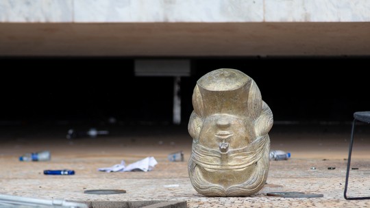 Móveis, obras de arte e mais: o que foi destruído no ataque terrorista em Brasília