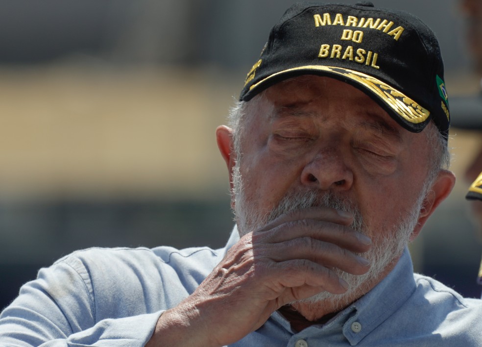 Durante visita à base de submarinos da Marinha, o PROSUB, em Itaguaí, o presidente tossiu várias vezes  — Foto: Gabriel de Paiva/Agência O Globo