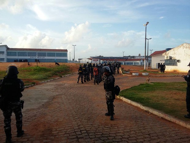 HOmens da Força Nacional e do BPChoque entraram em Alcaçuz nesta quinta-feira (Foto: Divulgação/Polícia Militar do RN)