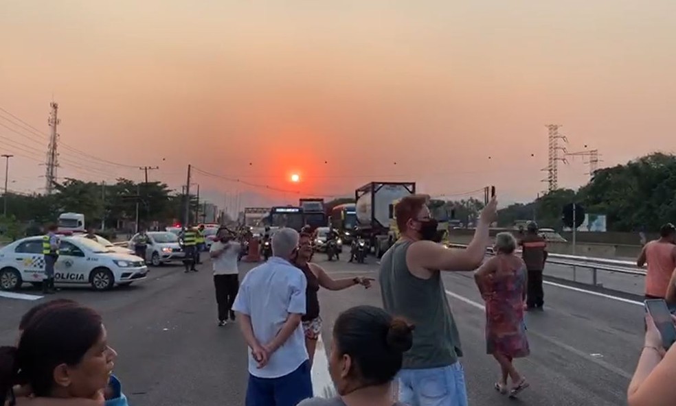 Manifestantes se reuniram na Rodovia Anchieta, trecho de Cubatão (SP) — Foto: Reprodução/ Cubatão Mil Grau