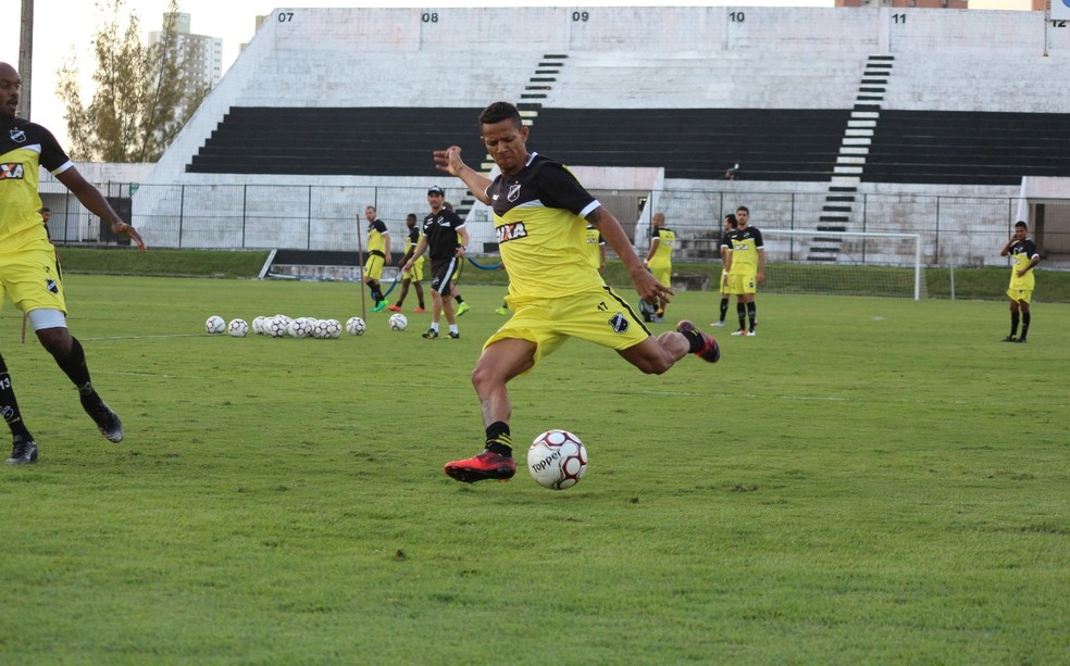 Adriano Pardal participa de treino de finalizações no Frasqueirão (Foto: Andrei Torres/ABC)