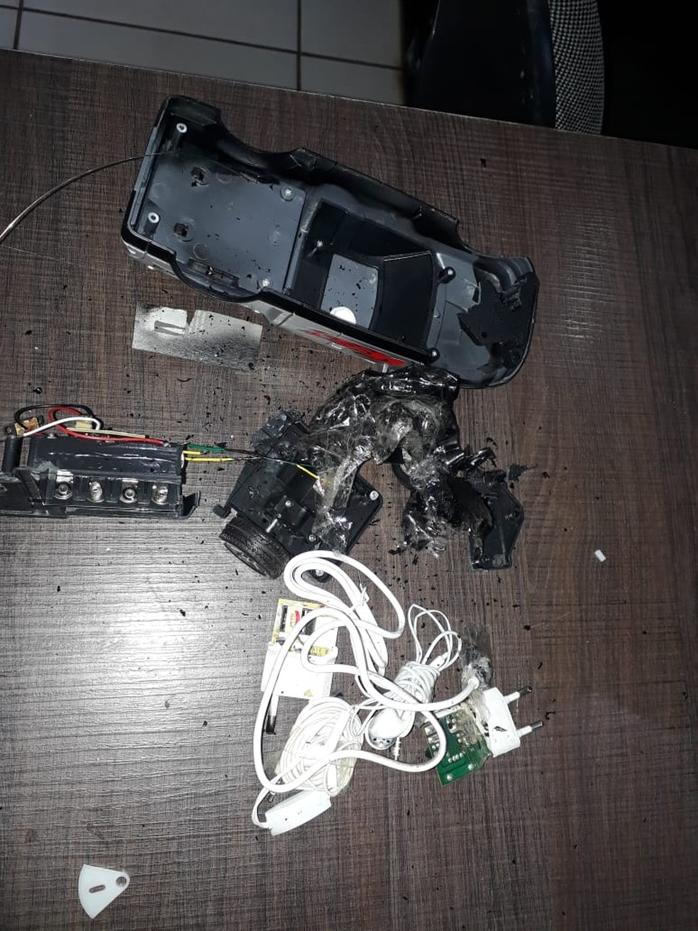 Visitante escondeu carregador e fone de celular em brinquedo de crianÃ§a â Foto: Sejudh-MT/Assessoria