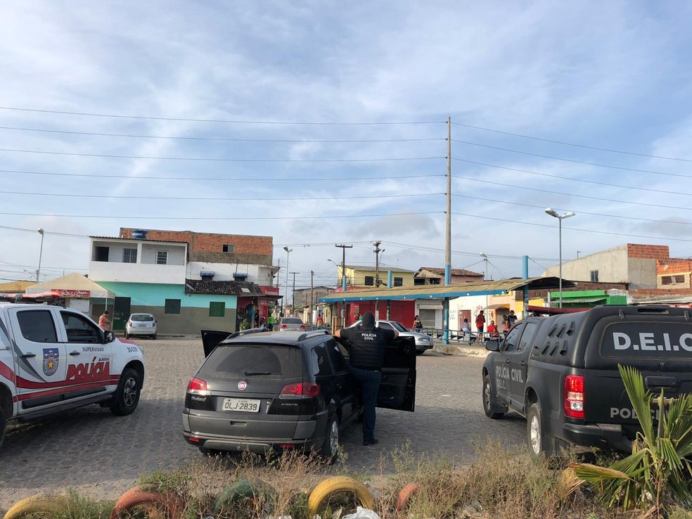 Polícias civil e militar fizeram buscas por suspeitos do incêndio a um ônibus no Conj. Rosanne Collor, no Clima Bom, Maceió — Foto: Polícia Civil de Alagoas