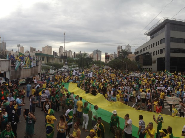 Manifestantes em frente à sede da Polícia Federal, em Goiânia, Goiás (Foto: Vitor Santana/G1)