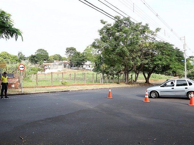 Agente de trânsito orienta os motoristas sobre o novo sentido (Foto: Divulgação/Prefeitura de Maringá) Agente de trânsito orienta os motoristas sobre o novo sentido (Foto: Divulgação/Prefeitura de Maringá)