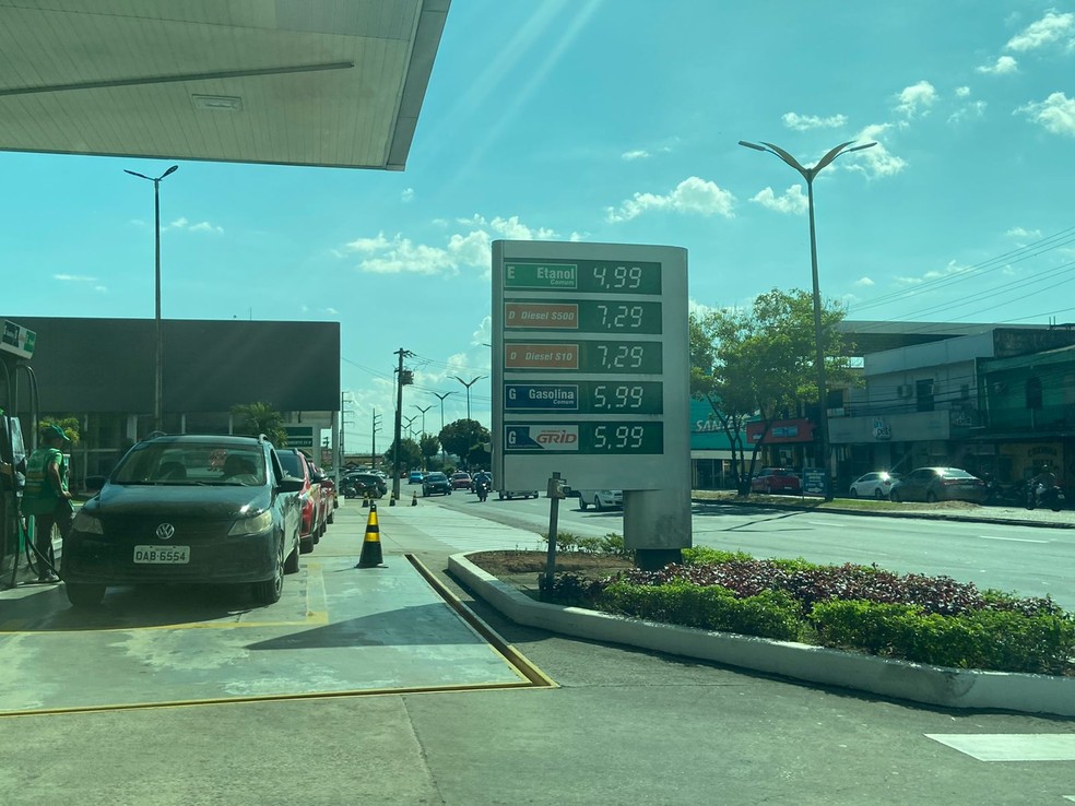 Posto vende litro da gasolina a R$ 5,99. — Foto: Talitha Teixeira/Rede Amazônica. 