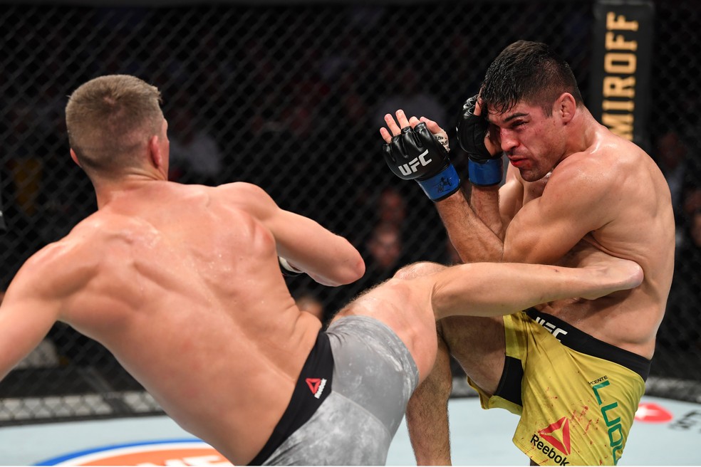 Stephen Thompson acerta um chute na linha de cintura de Vicente Luque no UFC 244 — Foto: Getty Images