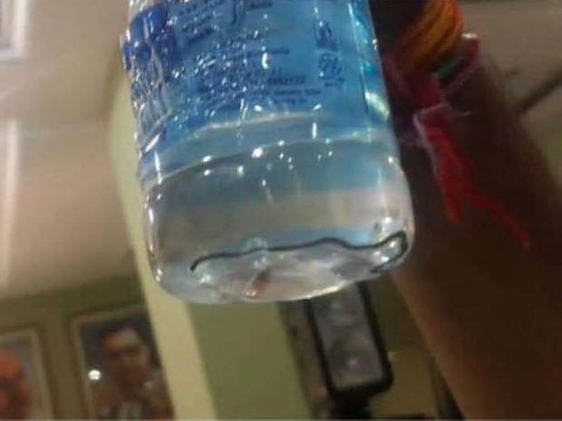  Cobra foi encontrada em garrafa de água na Índia (Foto: Reprodução/Twitter/Kunt Videos)