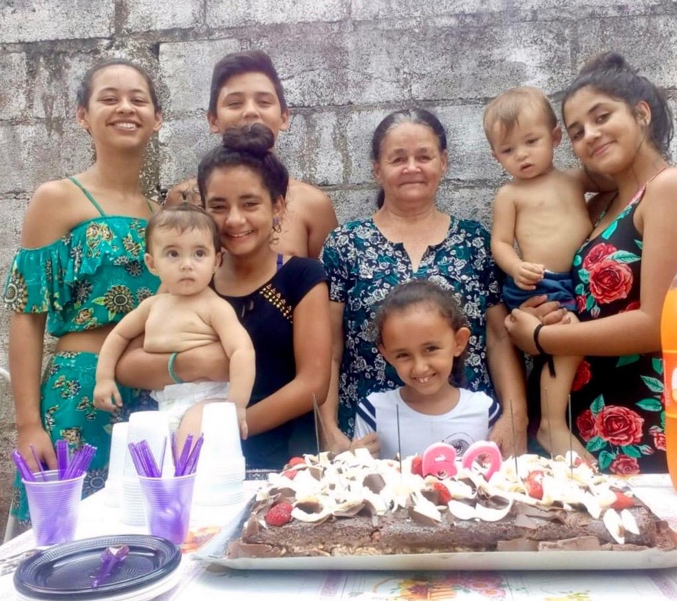 Isabel com os netos no aniversário de 60 anos. — Foto: Arquivo pessoal/Jhenifer de Souza Fortunato