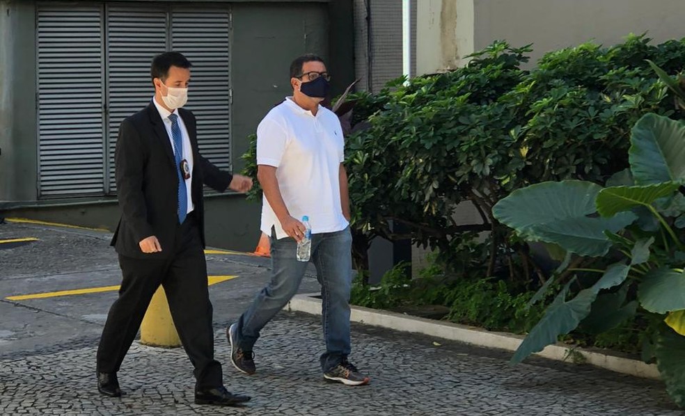César Craveiro, preso na Operação Cerco, chega para depor — Foto: Erick Rianelli/TV Globo