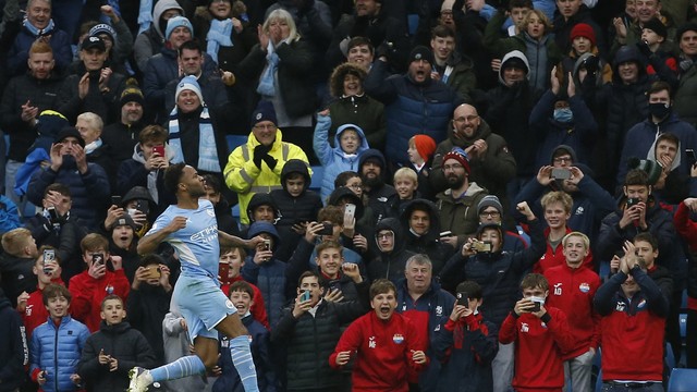 Sterling comemora o gol marcado pelo Manchester City contra o Wolverhampton