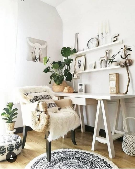 Prateleiras e plantas decoram o home office todo na cor branca (Foto: Reprodução/Pinterest)