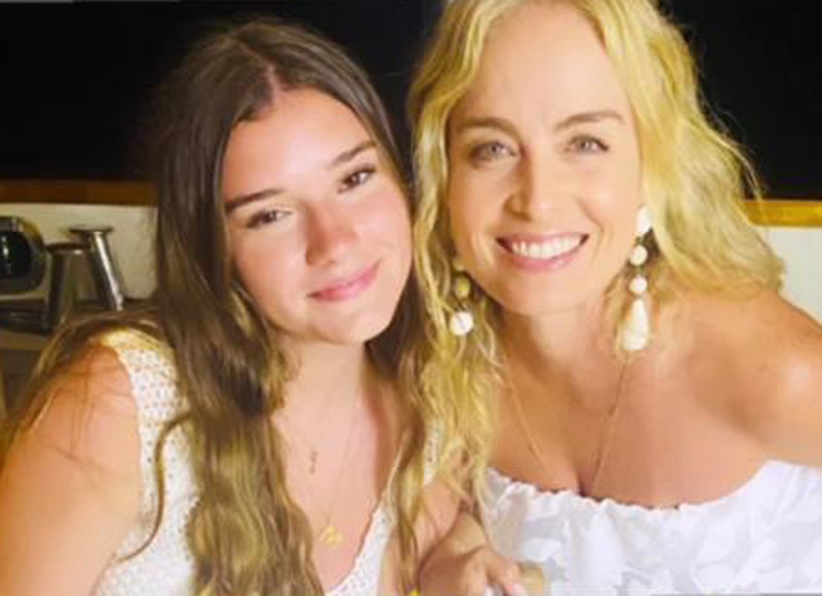 Angélica posa com Manoela Esteves, namorada do filho, Joaquim (Foto: Reprodução/Instagram)