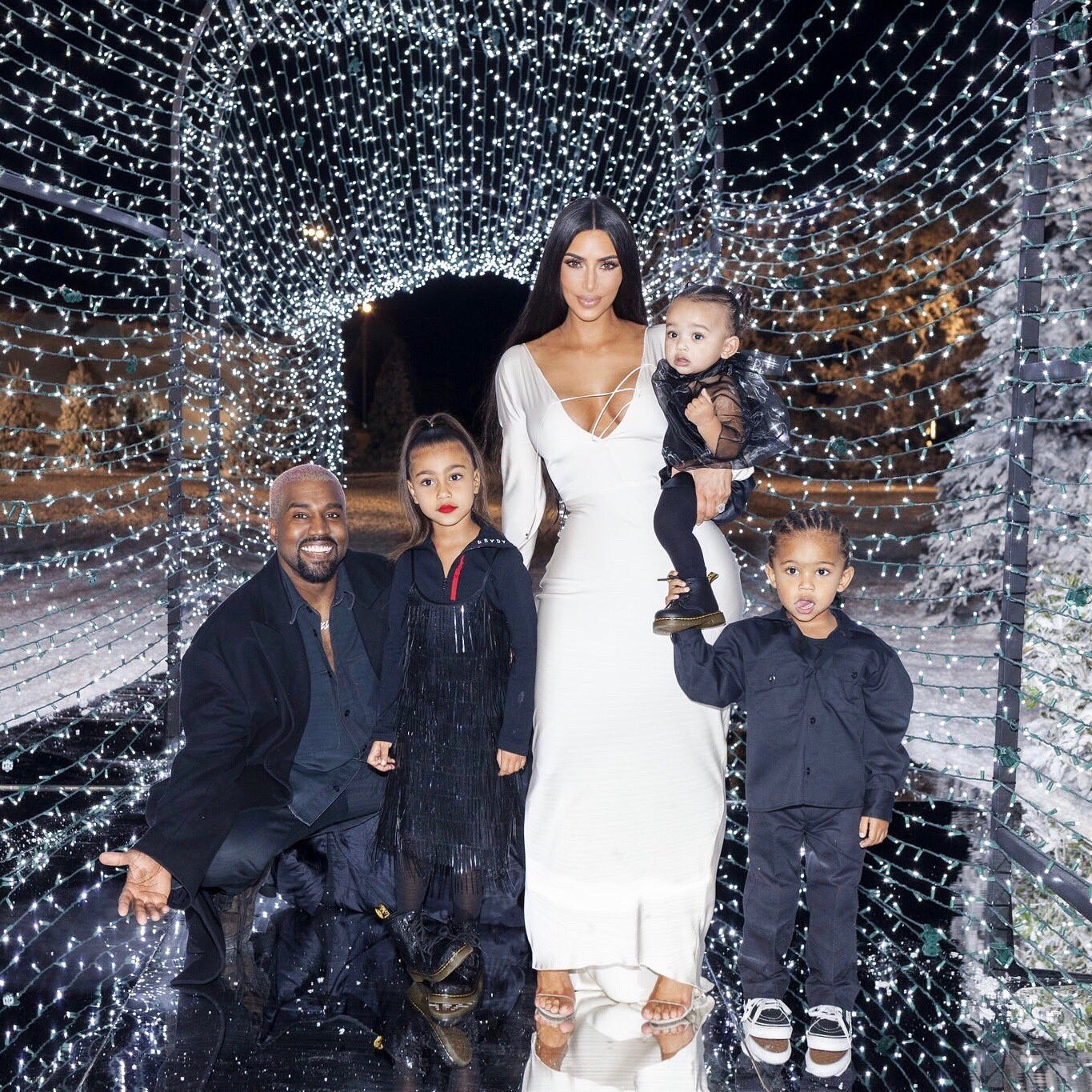 A socialite Kim Kardashian com o marido, Kanye West, e os filhos - incluindo a pequena North de batom - na foto que gerou polêmica nas redes sociais (Foto: Twitter)
