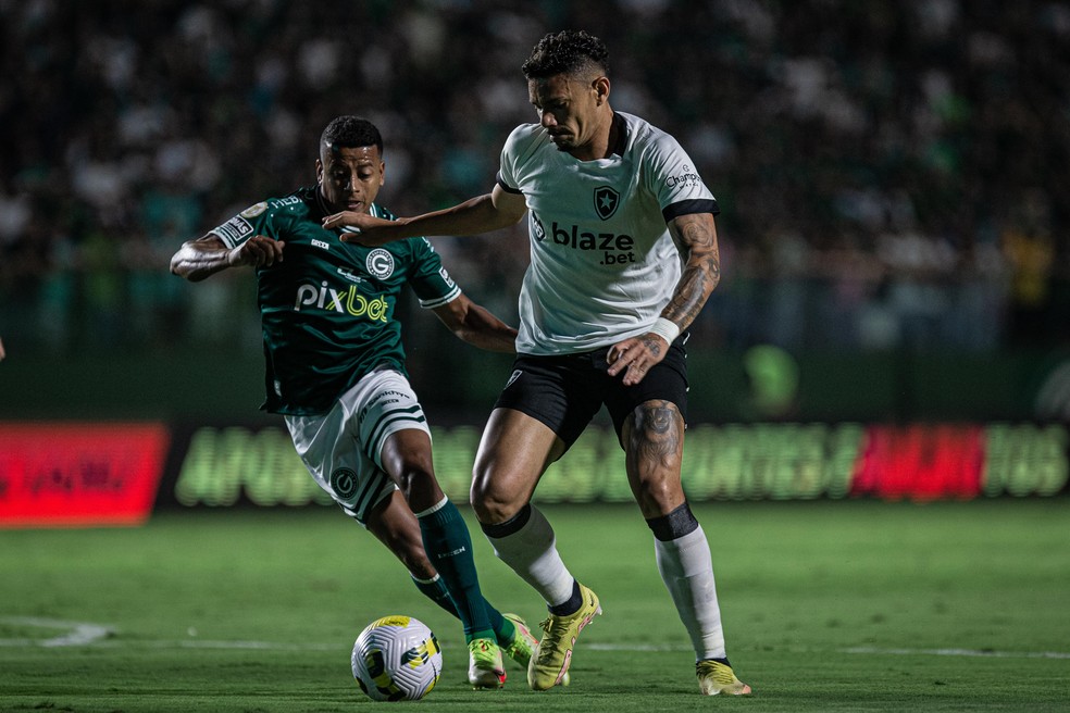 Tiquinho em disputa de bola com Marquinhos em Botafogo x Goi&aacute;s  &mdash; Foto: Isabela Azine/AGIF
