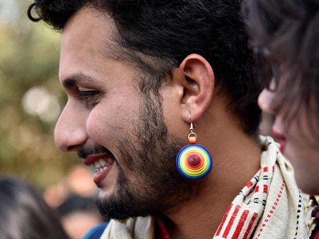 Homens e mulheres escutam frases homofóbicas que parecem ser inocentes, mas não são (Foto: Getty Images)