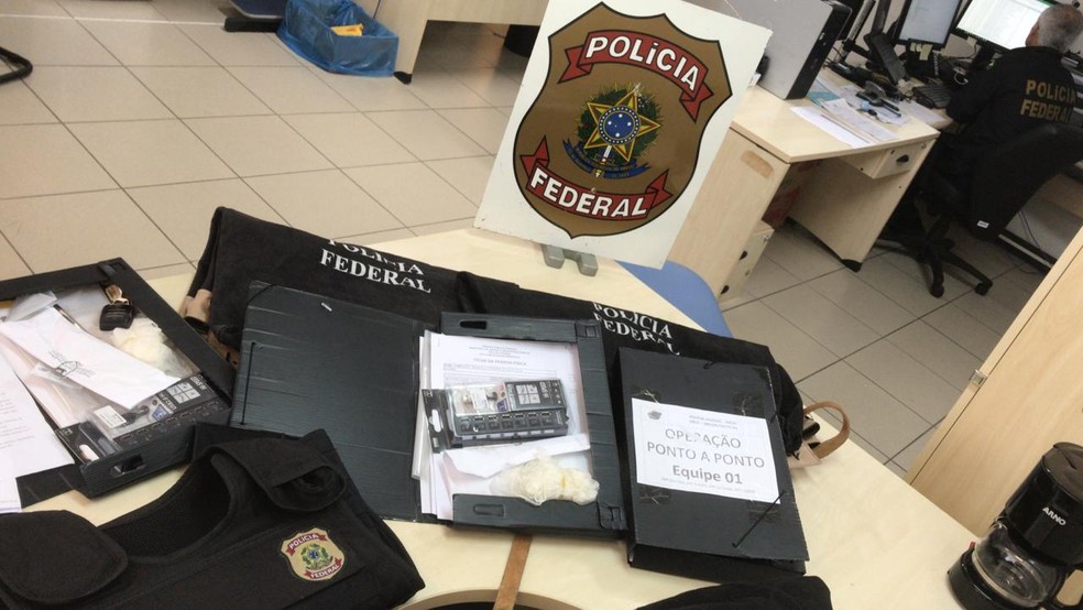 Material apreendido pela Polícia Federal durante a Operação Ponto a Ponto 3, em Maceió, que investiga crimes de pornografia infatil — Foto: Ascom/PF