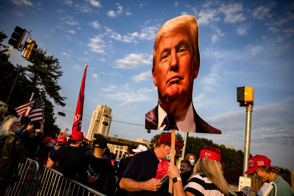 BETHESDA, MD - OCTOBER 04: Supporters of President Donald Trump gather outside of Walter Reed National Military Medical Center after the President was admitted for treatment of COVID-19 on October 4, 2020 in Bethesda, Maryland. The President announced via (Foto: Getty Images)