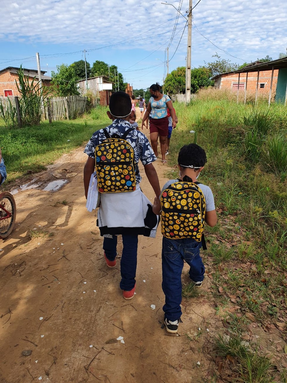 Crianças ganharam kit com material escolar para iniciar as aulas do ano letivo — Foto: Arquivo/Projeto Olhar Diferente