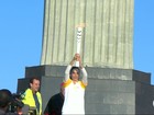 Cristo Redentor recebe a tocha olímpica no Rio nesta sexta