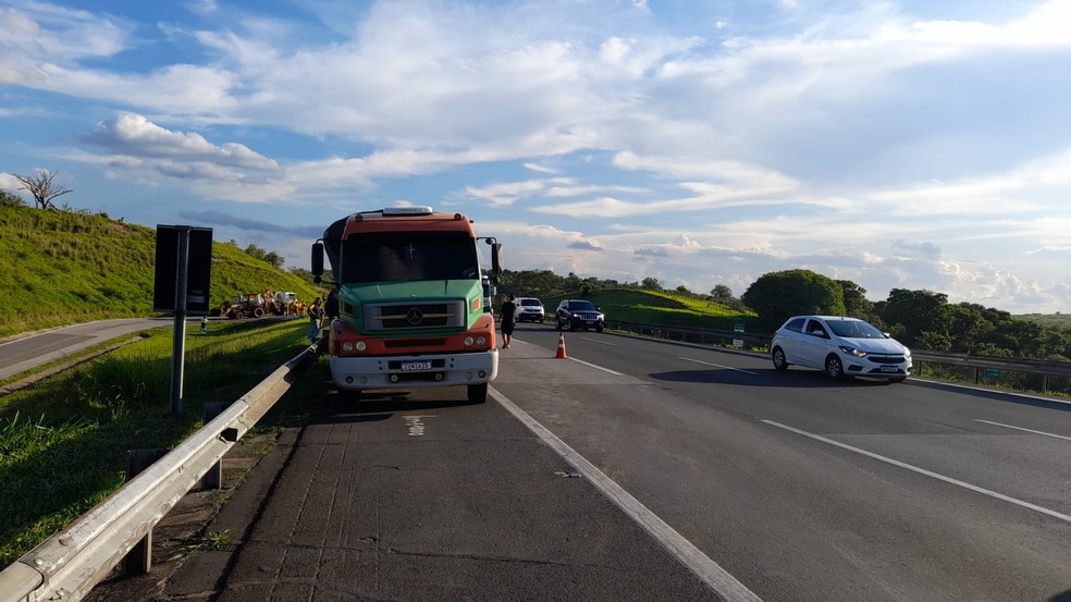 Frente do veículo que foi atingido na Adalberto Panzan, em Campinas — Foto: André Cavalcante/EPTV