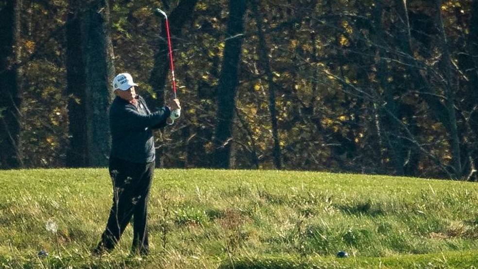 Trump estava jogando golfe quando a vitória de Joe Biden foi conhecida — Foto: Getty Images/BBC