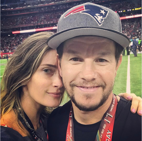 O ator Mark Wahlberg com a família no estádio antes do início do Super Bowl (Foto: Instagram)