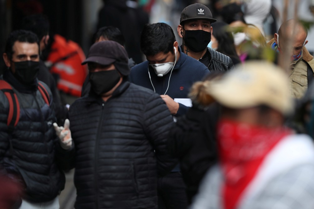Desempregados se aglomeram em fila do lado de fora de escritório de seguro-desemprego em Santiago, o Chile, em 29 de maio — Foto: Reuters/Ivan Alvarado 