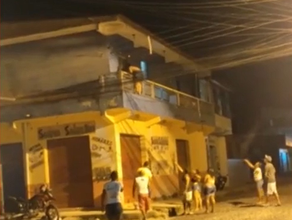Mulher pula janela para fugir de agressão na Bahia — Foto: Reprodução/Redes Sociais