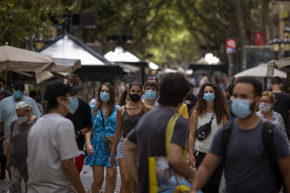 Pessoas caminham pelas Ramblas de Barcelona, na ​​Espanha, na quinta-feira (16) — Foto: Emilio Morenatti/AP