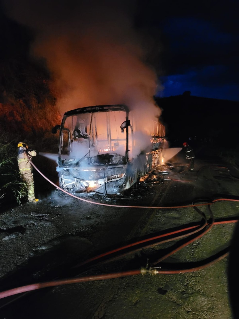 Fogo destri nibus que transportava estudantes — Foto: Corpo de Bombeiros Militar 