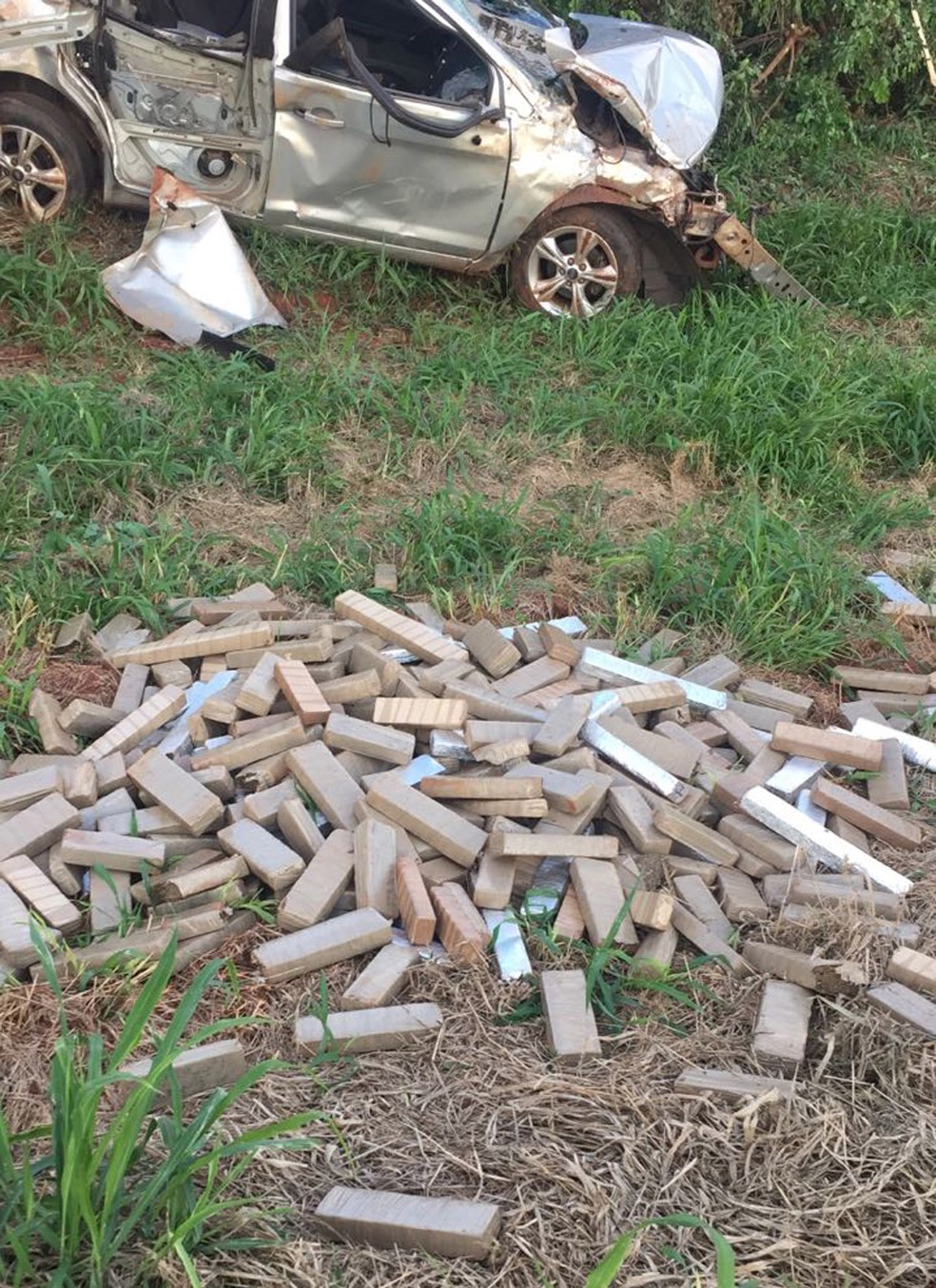 Carro com 761 kg de droga capota, motorista morre e passageiro fica ferido na BR-163, em MS (Foto: PRF/Divulgação)