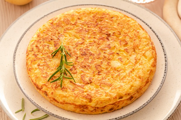 Tortilla de batatas com cebola e alho-poró é opção para o café da manhã (Foto: Divulgação) Tortilla de batatas com cebola e alho-poró é opção para o café da manhã (Foto: Divulgação)