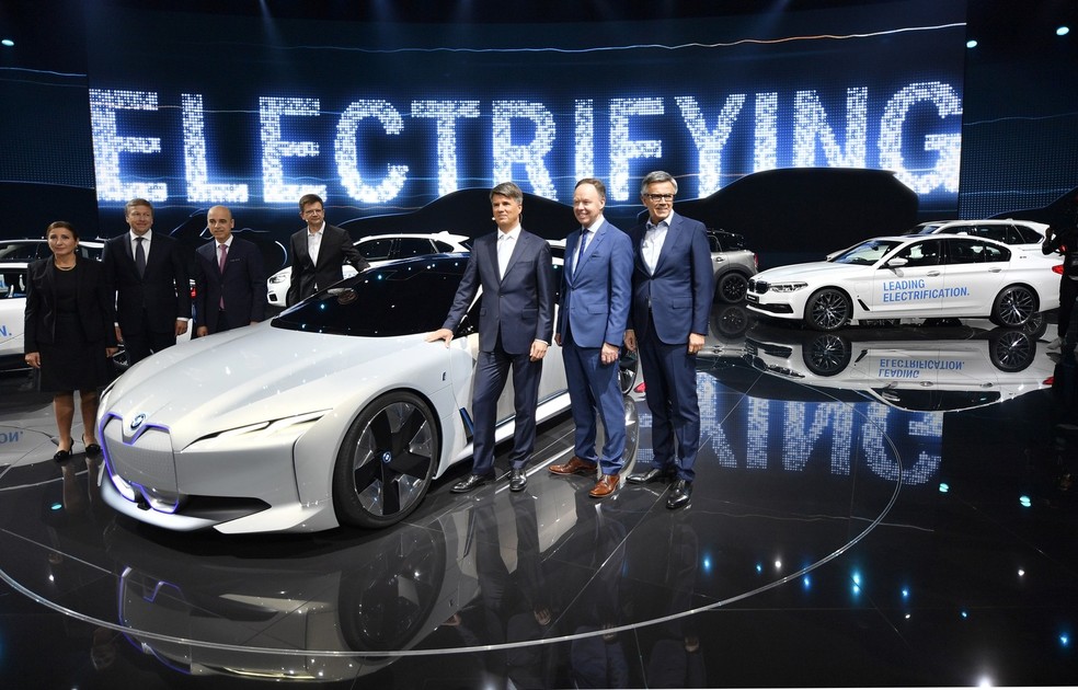 BMW destacou carros elétricos no Salão de Frankfurt — Foto: AP Photo/Martin Meissner