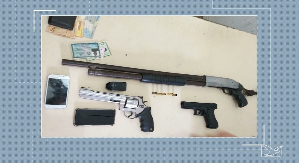 Policiais encontraram um revÃ³lver calibre 38 e mais uma arma de brinquedo durante buscas na residÃªncia do suspeito â Foto: ReproduÃ§Ã£o/TV Mirante
