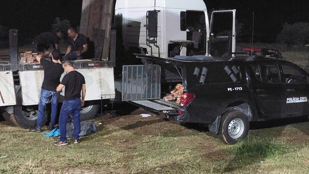 Policiais recolheram tabletes de cocaína que foram apreendidos em carreta em Cachoeiro de Itapemirim — Foto: Reprodução/TV Gazeta