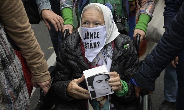 Nora Cortinas em ato na Praça de Maio, em Buenos Aires, no Dia da Memória de 2022