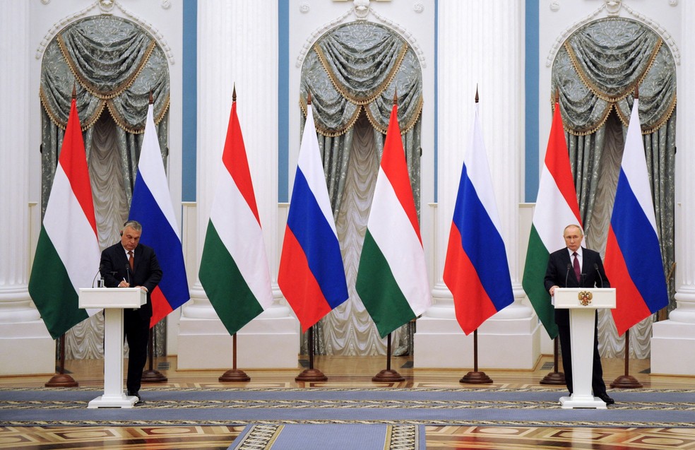 Presidente húngaro Viktor Orbán e presidente russo Vladimir Putin em entrevista coletiva em 1 de fevereiro de 2022 — Foto: Sputnik/Mikhail Klimentyev/Kremlin via Reuters