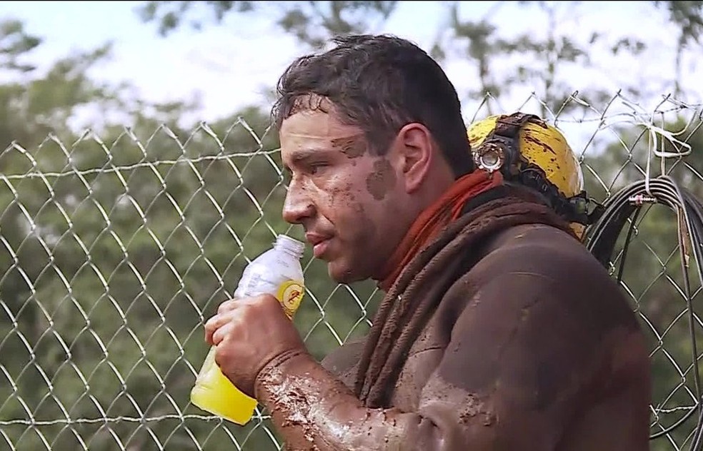 Cansaço é visível no rosto dos soldados do Corpo de Bombeiros de Minas Gerais — Foto: Reprodução/TV Globo